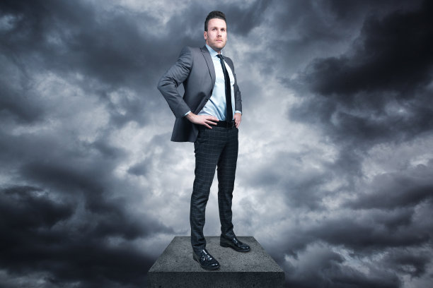 商人站在石头上图片下载