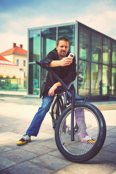 微笑的中年男子在定制的自行车上图片下载