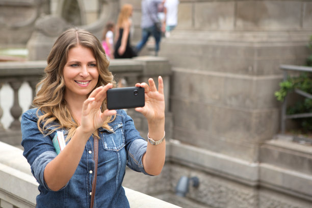 用智能手机的女人。图片下载