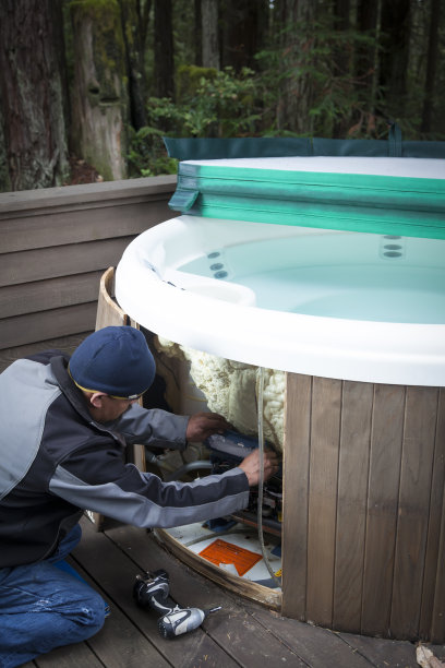 男人修理水疗素材图片