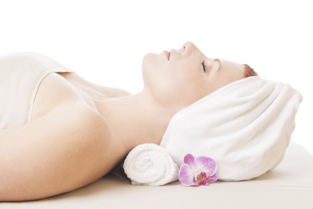 水疗系列:美丽的年轻女子在按摩桌上图片下载