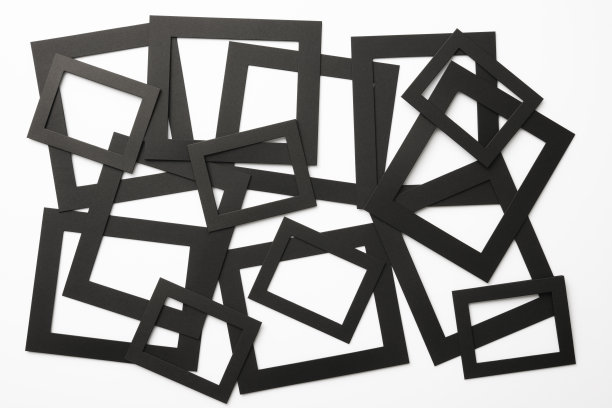 凌乱的空白黑色相框上的白色背景图片下载