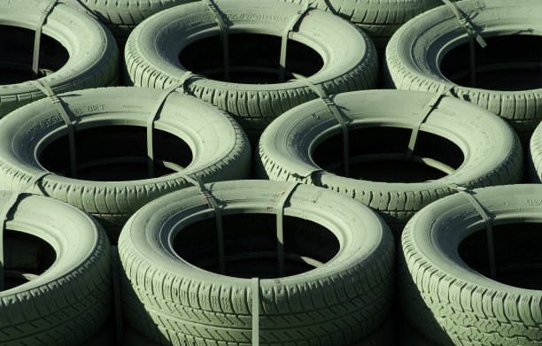 赛车赛道上的轮胎护栏图片下载