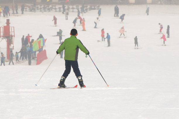 滑雪的男孩图片下载
