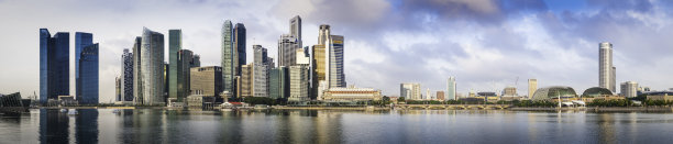 新加坡市中心核心商务区摩天大楼反映在滨海湾全景图片下载