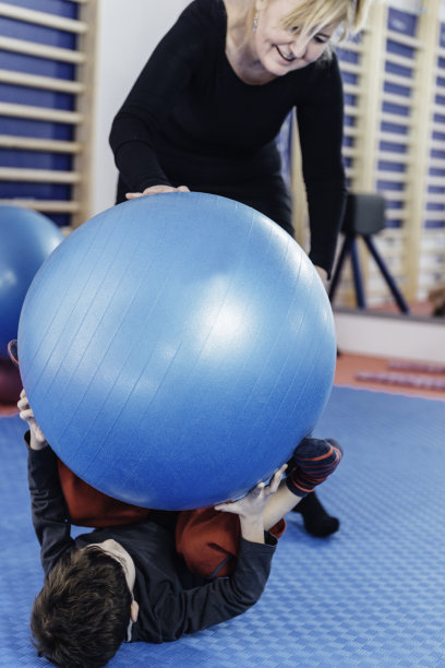 治疗小男孩的理疗师图片下载