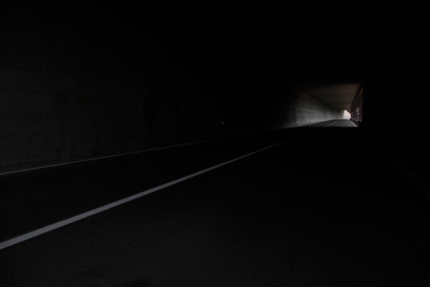 黑暗的隧道图片下载