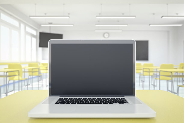 在空教室的桌子上打开笔记本电脑图片下载