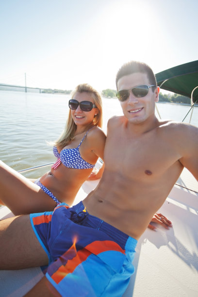 一对在游艇上航行的夫妇。图片下载