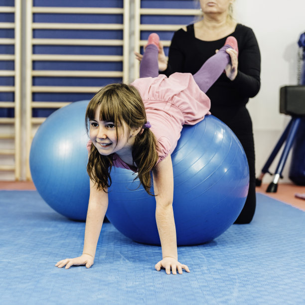 理疗师和一个小女孩一起工作图片下载