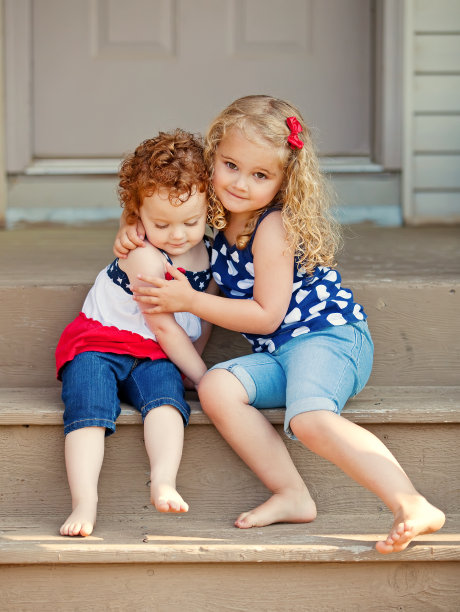 姐妹拥抱图片下载