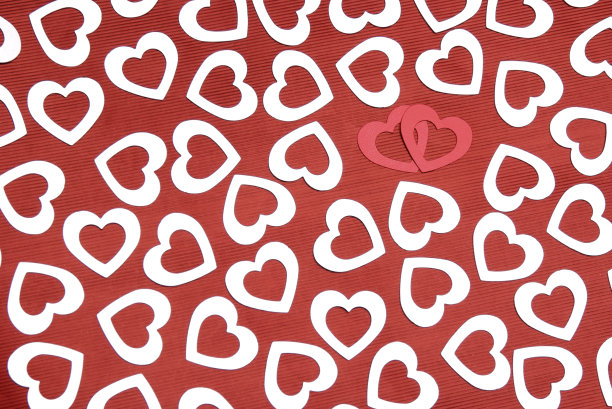 两颗红心在一群银色人群中接吻图片下载