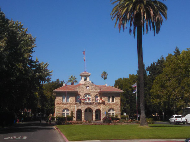 加州索诺玛县中央公园和历史市政厅图片下载