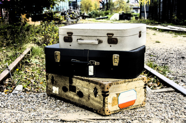 铁路上的行李箱图片下载
