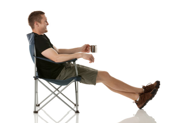 一个拿着咖啡杯坐在折叠椅上的男人图片下载