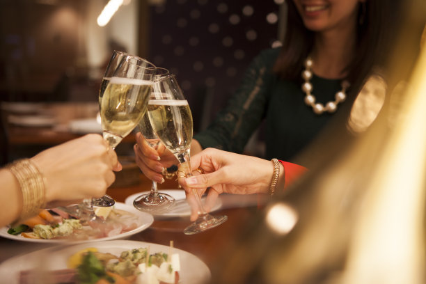 人们开始一个华丽的派对素材图片