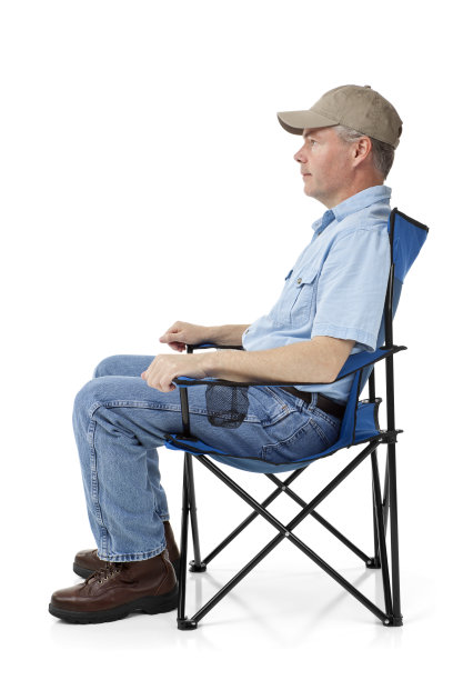 坐在折叠椅上的男人图片下载