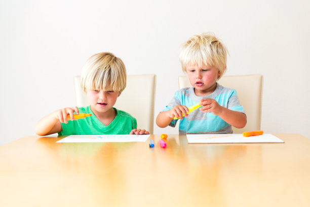 小男孩在画画图片下载