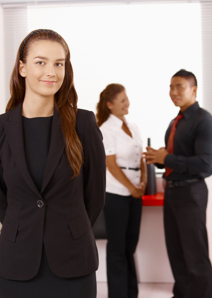 年轻女商人和团队的肖像图片下载