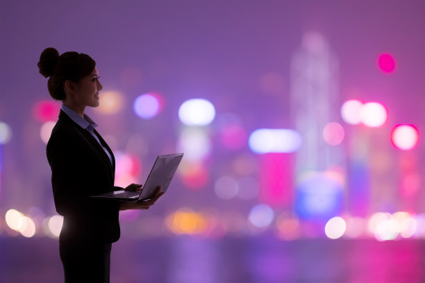 年轻女商人的剪影图片下载