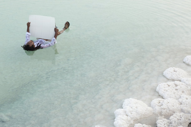 在死海度假。图片下载