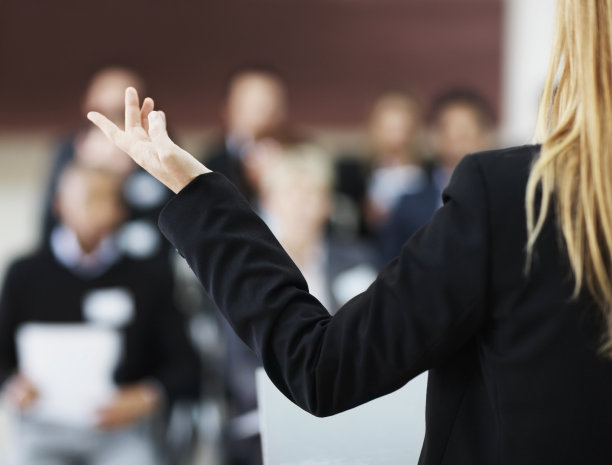 女商人演讲的后视图图片下载