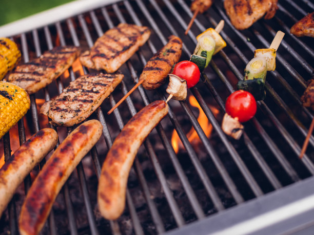 烧烤用香肠，鸡肉和蔬菜煮图片下载