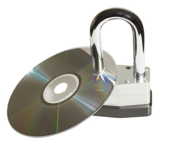 数据保护光盘与安全挂锁。孤立在白色图片下载