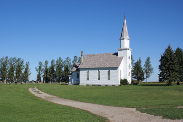 古老的白色教堂在偏远的北达科他州草原设置图片下载