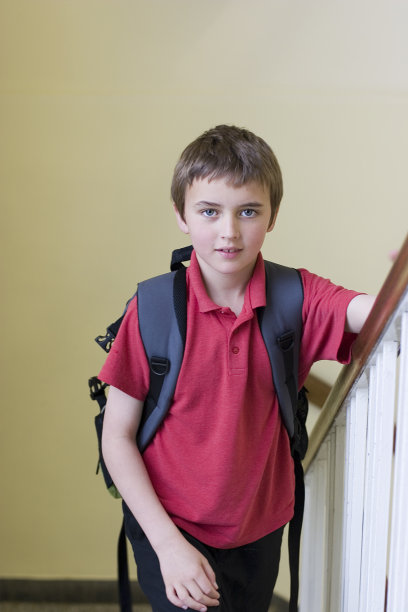 男孩爬楼梯图片下载