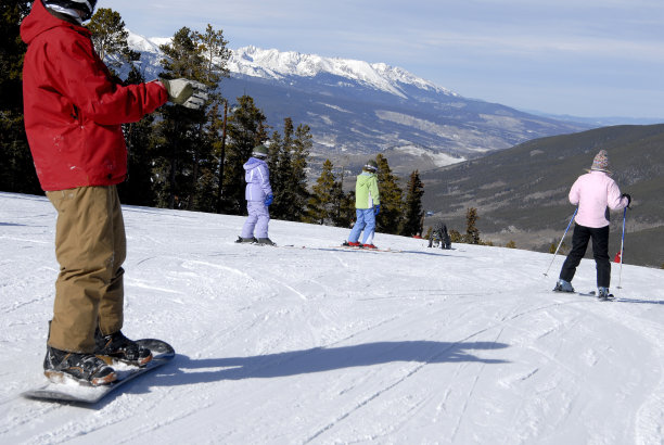 在山坡上图片下载