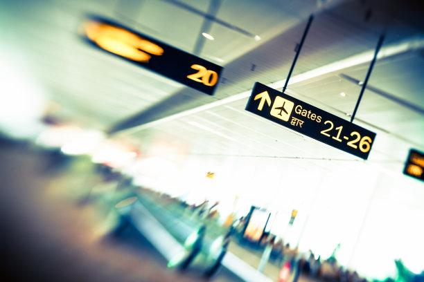 向右进入机场图片下载