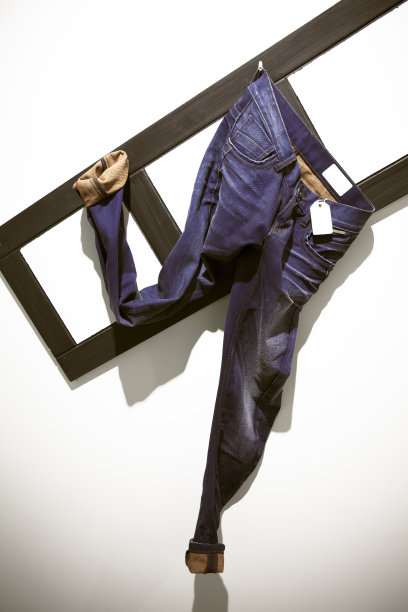 牛仔裤裤子挂在零售展示图片下载