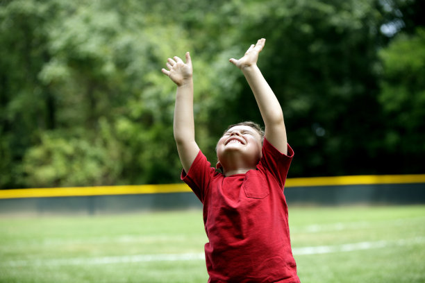 自闭症男孩表现出兴奋图片下载