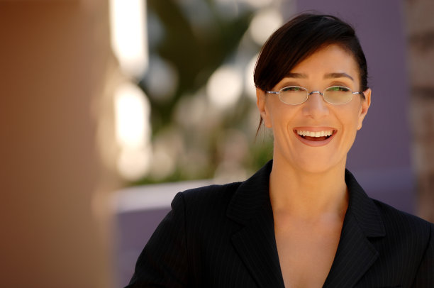 校园里微笑的女教师图片下载