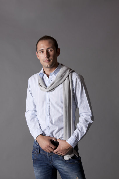 随意和有吸引力的希腊男人图片下载