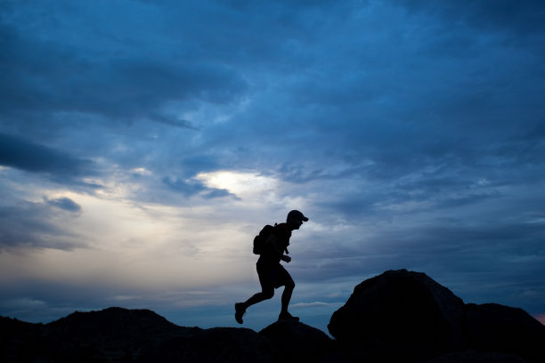 剪影奔跑的人戏剧性的天空图片下载