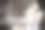 悲伤的年轻女孩拥抱老，破烂的泰迪熊图片下载