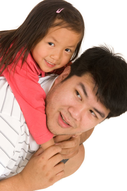 亚洲小女孩和她的爸爸图片下载