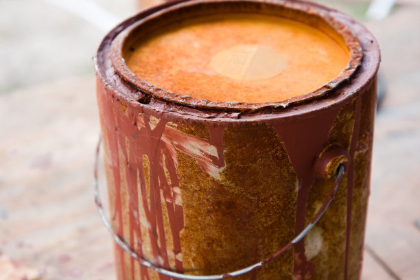 红色生锈的旧油漆桶图片下载