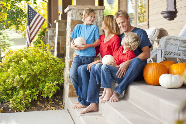 美国家庭在家的门廊上，带着幸福的微笑图片下载