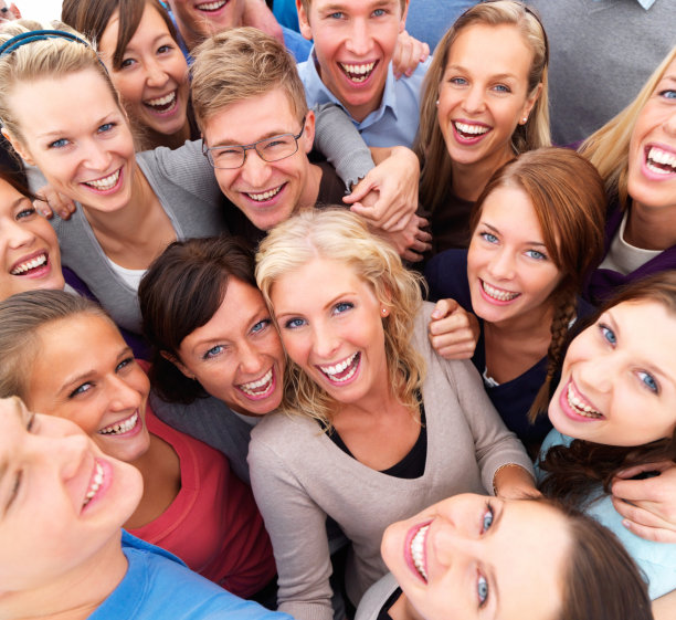 高角度的年轻人和妇女有乐趣图片下载