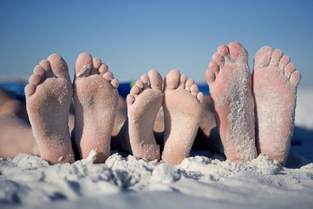 沙滩上的双脚图片下载