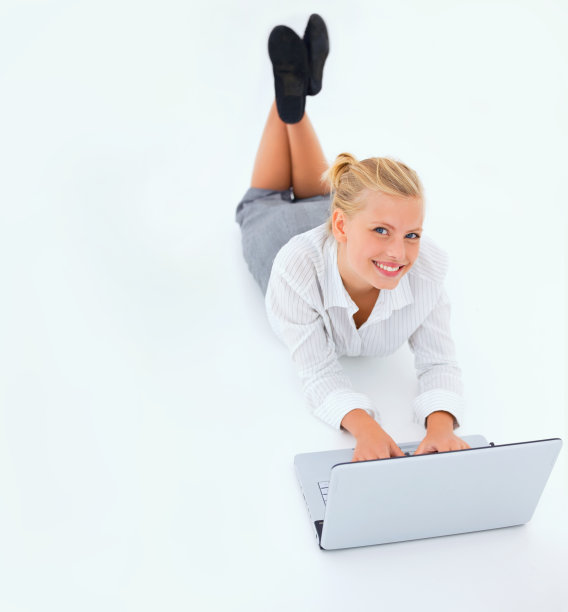 漂亮的年轻女人在用笔记本电脑工作图片下载