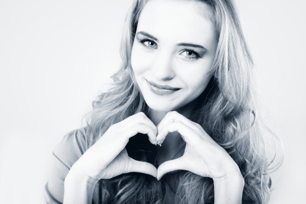 一个年轻漂亮的女孩的肖像图片下载