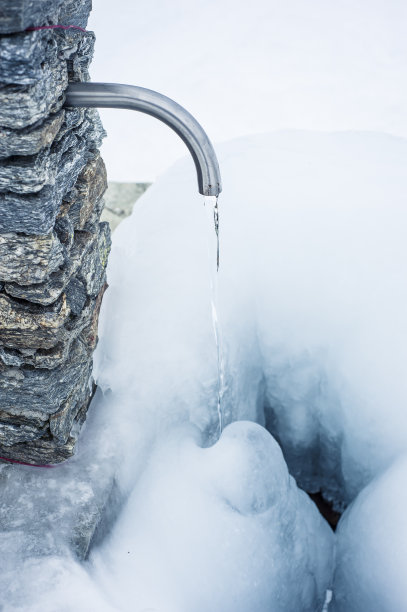 冰中的喷泉图片下载