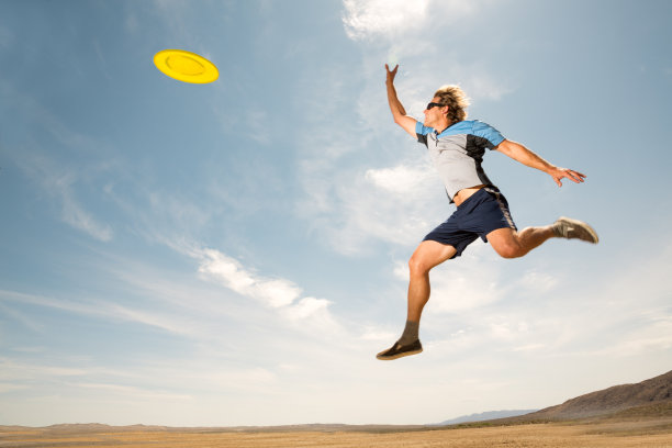 跳起来接飞盘图片下载