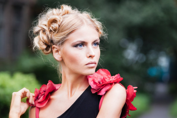 特写的年轻女子与红色短上衣图片下载