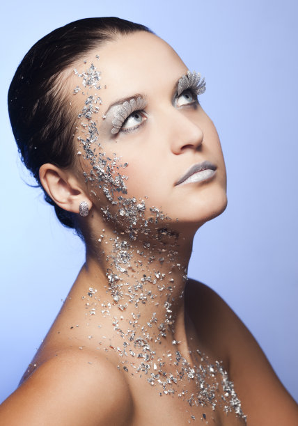 美丽的脸与银色的化妆看向别处素材图片