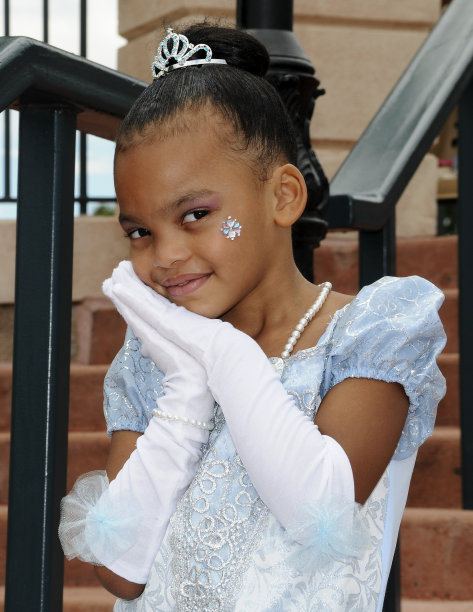 美丽的非洲裔美国小女孩打扮成公主图片下载